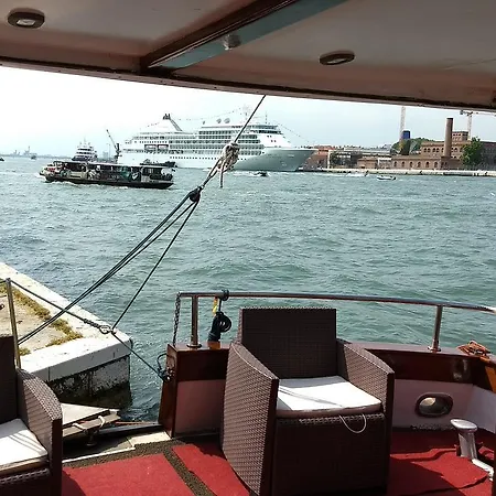 Yacht Fortebraccio Úszó hotel Velence