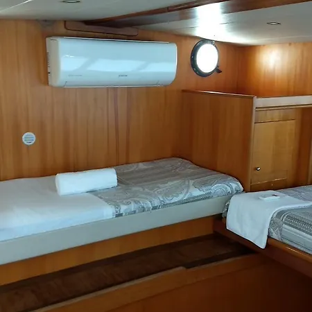 Yacht Fortebraccio Hotel en barco Venecia