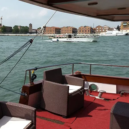 Yacht Fortebraccio Hotel en barco *