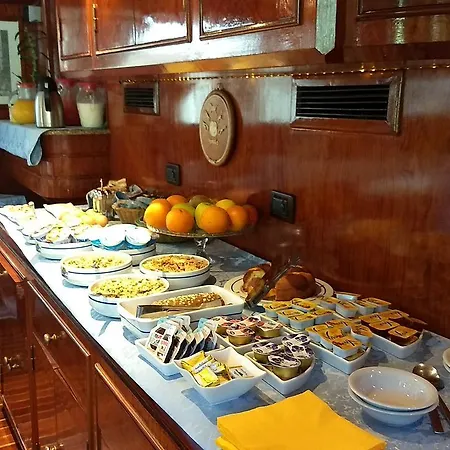 Hotel en barco Yacht Fortebraccio *