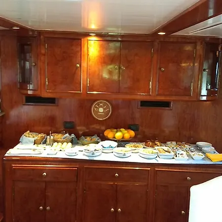 Yacht Fortebraccio بوتيل *